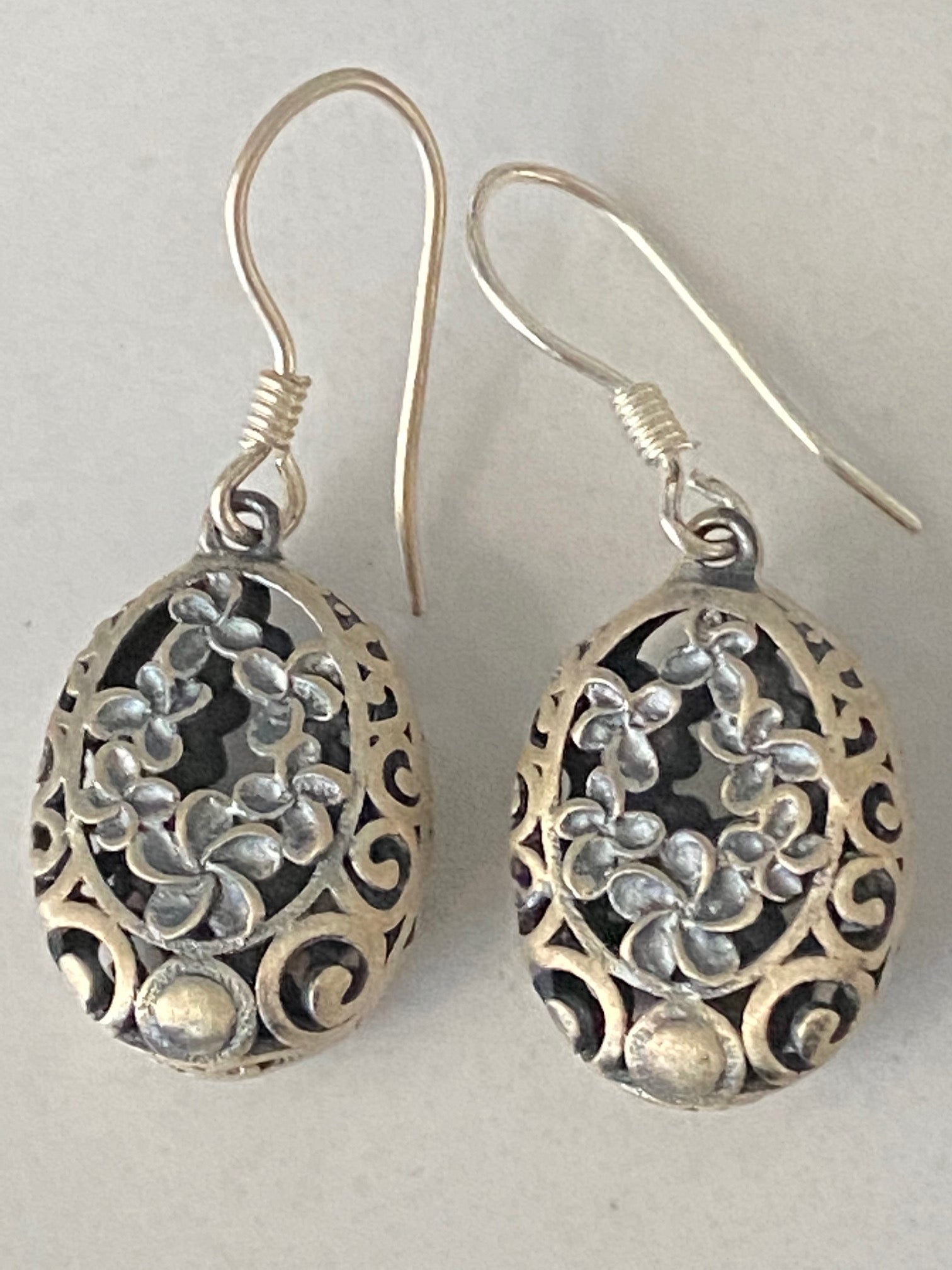 we-are-the-best-place-to-buy-sterling-silver-dangle-earrings-oval-filigree-flower-design-bali-discount_0.jpg