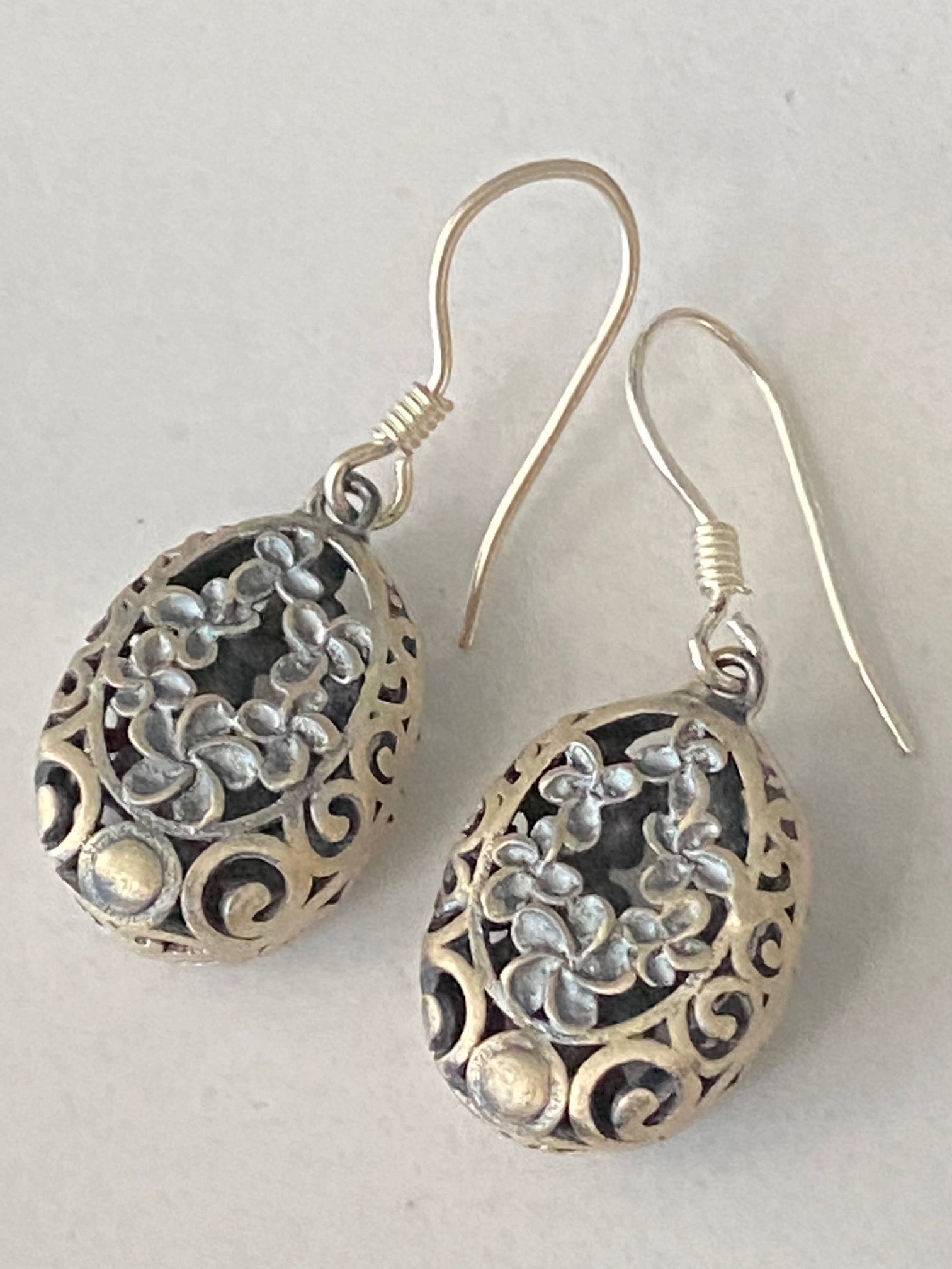 we-are-the-best-place-to-buy-sterling-silver-dangle-earrings-oval-filigree-flower-design-bali-discount_2.jpg