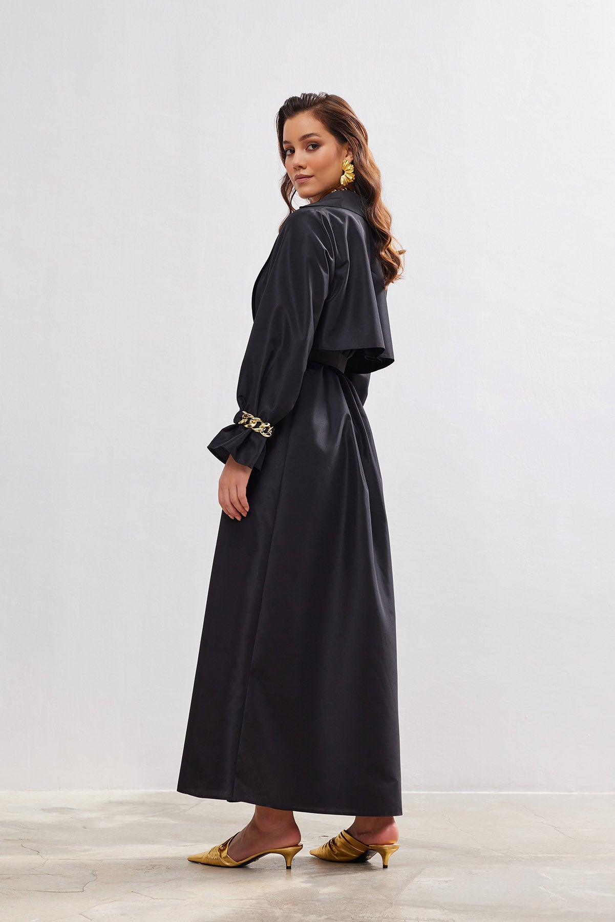 get-a-real-discount-of-black-chain-detailed-taffeta-trench-abaya-online_3.jpg