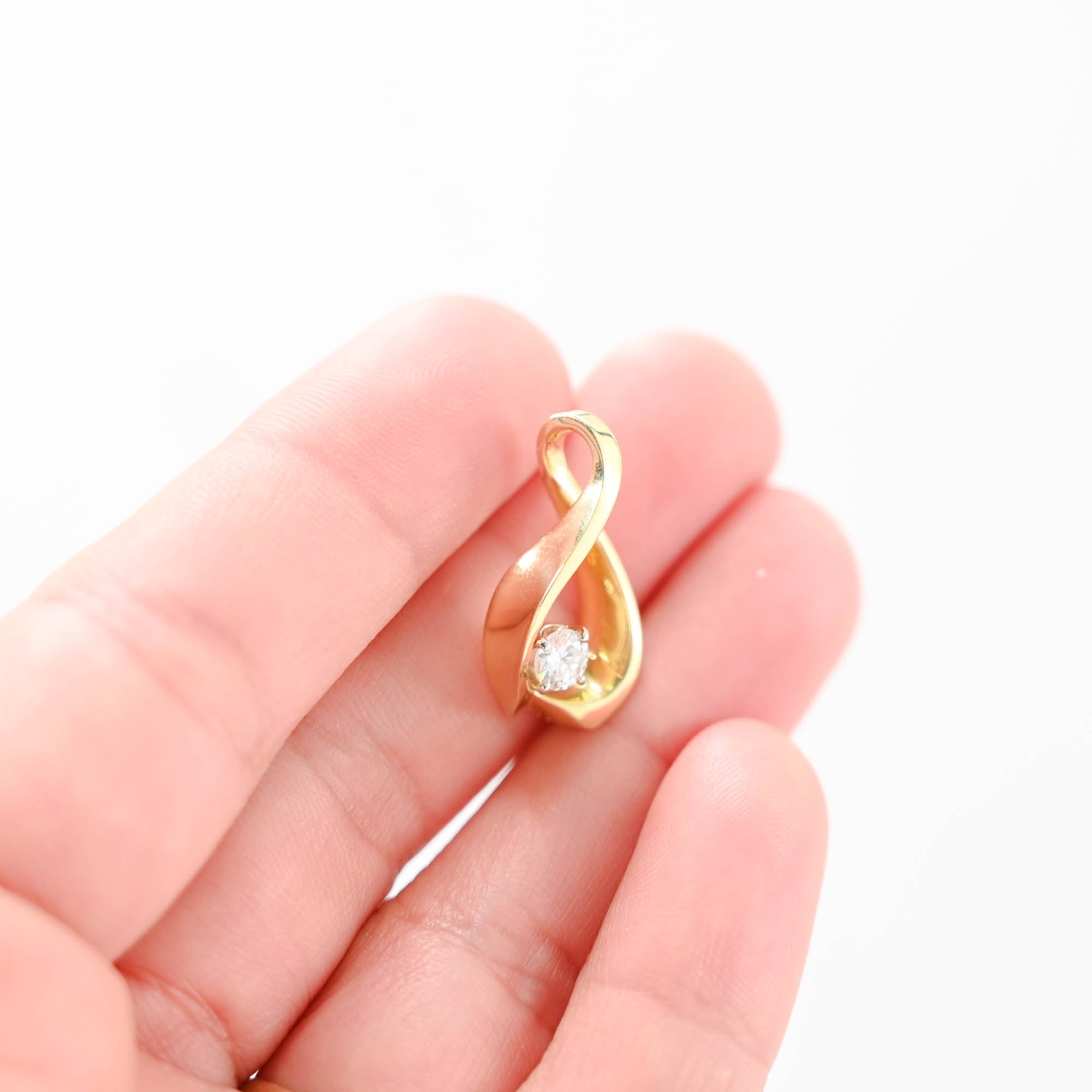 shop-professional-18k-yellow-gold-solitaire-diamond-twisting-pendant-online-hot-sale_6.jpg