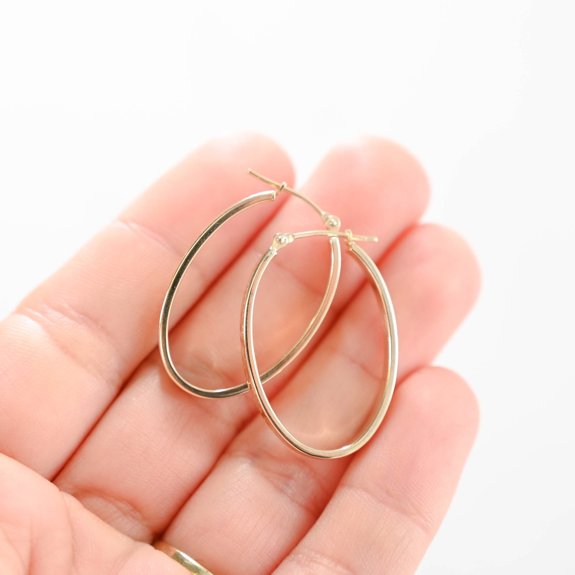 find-your-14k-yellow-gold-diamond-cut-oval-hoop-earrings-discount_4.jpg