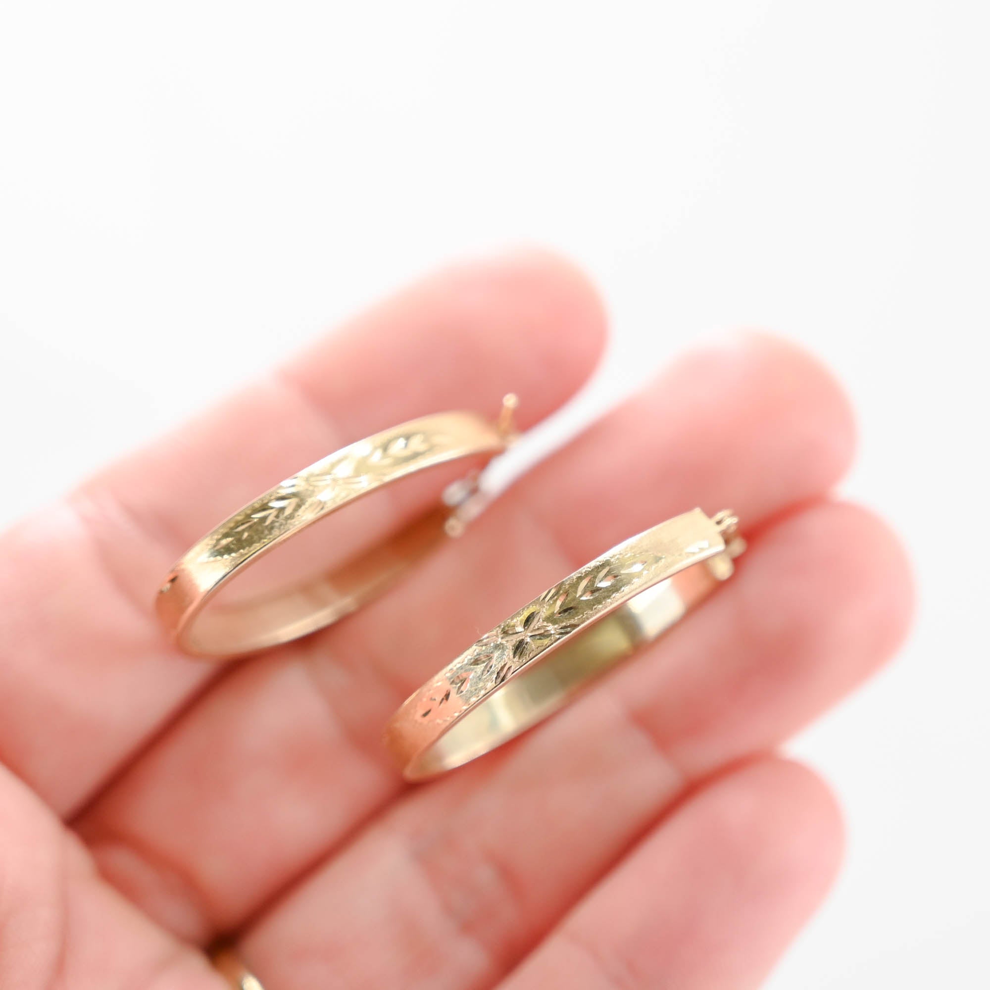 find-your-14k-yellow-gold-diamond-cut-oval-hoop-earrings-discount_5.jpg